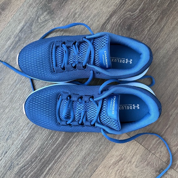 NWOT Women’s Size 8 Under Armour Charged Pursuit Navy and Peach Sneakers - Picture 2 of 5